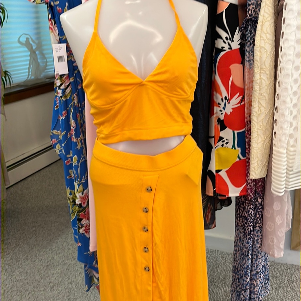 Gold tree so piece with cropped top and long skirt